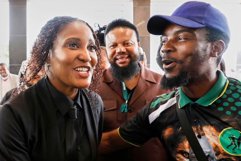 Duduzile Zuma-Sambudla, izquierda, hija del expresidente sudafricano Jacob Zuma, conversa frente al Tribunal Superior durante su juicio por terrorismo relacionado con los disturbios de julio de 2021 en Durban, Sudáfrica, el lunes 10 de noviembre de 2025. (Foto AP)