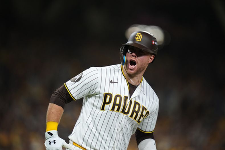Gavin Sheets, de los Padres de San Diego, festeja su jonrón de dos carreras ante los Cachorros de Chicago en el segundo juego de la serie de comodines, el miércoles 30 de septiembre de 2026 (AP Foto/Gregory Bull)