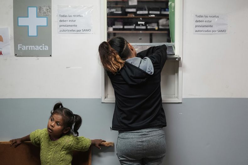 Una mujer espera a recibir medicamentos gratuitos en el Hospital Rodolfo Rossi Hospital, el jueves 8 de mayo de 2025, en La Plata, Argentina. (AP Foto/Natacha Pisarenko)