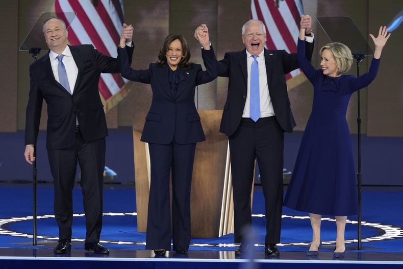 De izquierda a derecha, el segundo caballero Doug Emhoff; la candidata presidencial demócrata, la vicepresidenta Kamala Harris; su compañero de fórmula, el gobernador de Minnesota Tim Walz, y su esposa Gwen Walz saludan en la Convención Nacional Demócrata, el jueves 22 de agosto de 2024, en Chicago. (AP Foto/J. Scott Applewhite)