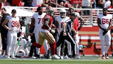 Deebo Samuel Sr, de los 49ers de San Francisco, corre para un touchdown durante la primera mitad del partido de la NFL en contra de los Cardinals de Arizona, el domingo 27 de septiembre de 2026, en Santa Clara, California. (AP Foto/Kelley L. Cox)