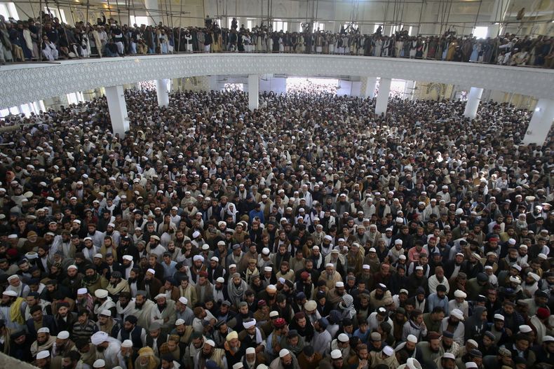 Cientos de personas asisten al funeral del clérigo musulmán Hamidul Haq, que murió en la víspera en un ataque suicida, en un seminario proTalibán en Akora Khattak, Pakistán, el 1 de marzo de 2025. (AP Foto/Muhammad Sajjad)