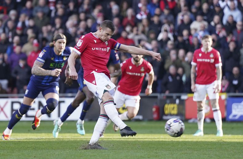 Paul Mullin del Wrexham anota el segundo gol de su equipo con un penal en el encuentro de la League Two de Inglaterra ante Mansfield Town el miércoles 29 de marzo del 2024. (Jacob King/PA via AP)