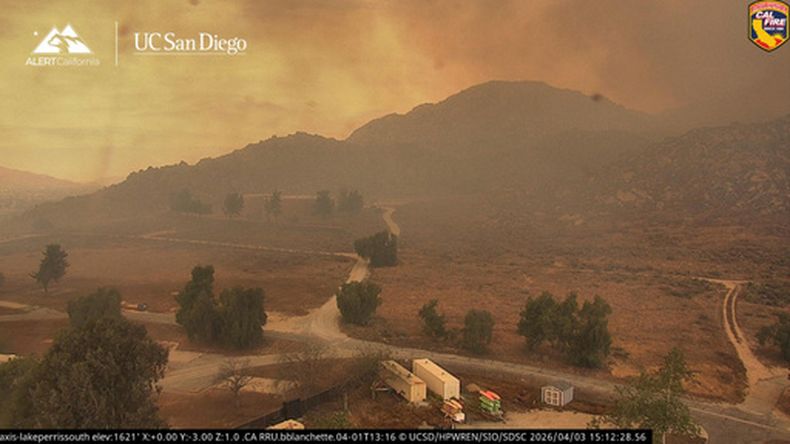 Esta imagen, tomada de un video de ALERTCalifornia | UC San Diego, muestra un paisaje cubierto de humo mientras un incendio forestal avanza, el viernes 3 de abril de 2026, cerca de Moreno Valley, California. (ALERTCalifornia | UC San Diego vía AP)