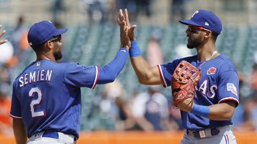Marcus Semien (2) y Leody Taveras celebran la victoria ante los Tigres de Detroit, el lunes 29 de mayo de 2023. (AP Foto/Duane Burleson)