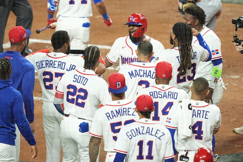 Junior Caminero, de República Dominicana, celebra su cuadrangular durante la segunda entrada del juego de béisbol del Clásico Mundial, frente a Estados Unidos, el domingo 15 de marzo de 2026, en Miami. (AP Foto/Rebecca Blackwell)