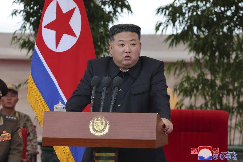 En esta imagen distribuida por el gobierno norcoreano, el líder de Corea del Norte, Kim Jong Un, habla durante una visita a una unidad de helicópteros de la Fuerza Aérea para elogiar a las tropas por ayudar a rescatar a la población en las recientes inundaciones, en una ubicación no revelada en Corea del Norte, el 2 de agosto de 2024. (Agencia Central de Noticias de Corea/Korea News Service vía AP)