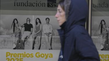 Una mujer pasa junto a carteles que anuncian a los finalistas de los premios Goya en un cine de Madrid, España, el miércoles 5 de febrero de 2025. (Foto AP/Paul White)
