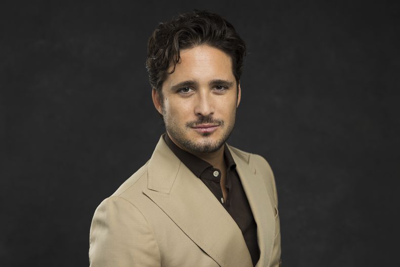 Diego Boneta posa para promocionar The Undoing of Alejandro Velasco (“La perdición de Alejandro Velasco”) el lunes 14 de abril de 2025, en Los Ángeles. (Foto Willy Sanjuan/Invision/AP)