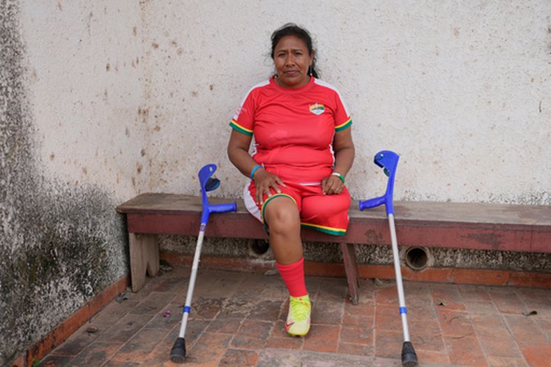 Filomena Luna, de 50 años, descansa antes de participar en una clínica de fútbol para mujeres amputadas en Santa Cruz, Bolivia, el viernes 17 de julio de 2026. (Foto AP/Juan Karita)