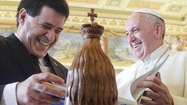 americateve | El papa Francisco, derecha, sonr&iacute;e junto con el presidente paraguayo Horacio Cartes mientras intercambian regalos durante una audiencia privada en el Vaticano, el lunes 25 de noviembre de 2013. (Foto AP/Vincenzo Pinto, pool)