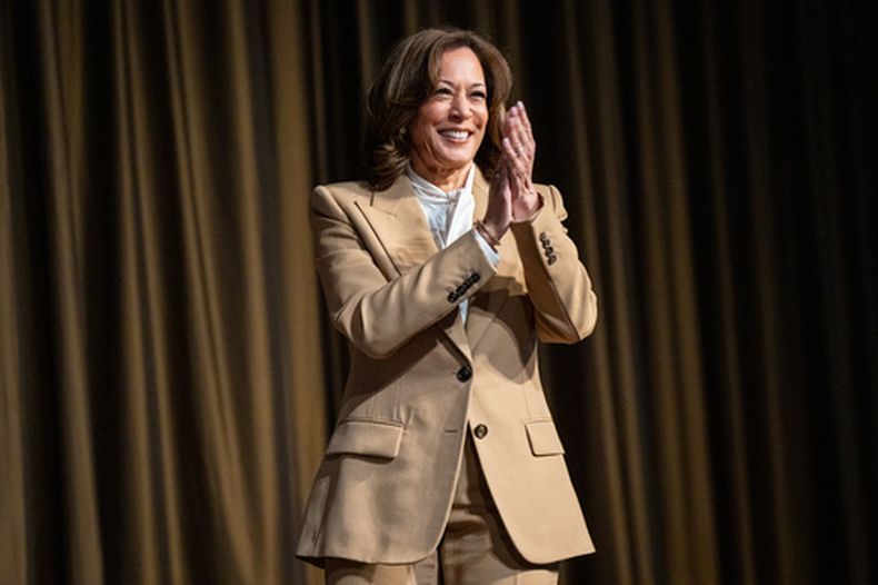 Kamala Harris, exvicepresidenta y candidata presidencial en 2024, llega a la Convención de la National Action Network (NAN) en Nueva York, el viernes 10 de abril de 2026. (AP Foto/Angelina Katsanis)