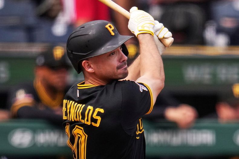 Bryan Reynolds, de los Piratas de Pittsburgh, observa un elevado durante la primera entrada del segundo juego de béisbol de Grandes Ligas de una doble cartelera contra los Cerveceros de Milwaukee, el sábado 11 de julio de 2026. (AP Foto/Gene J. Puskar)