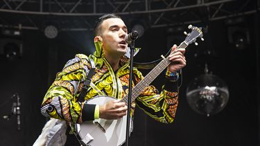 ARCHIVO - Sufjan Stevens durante su presentación en el Festival de Música Outside Lands 2016 en San Francisco el 6 de agosto de 2016. Stevens aprende a caminar nuevamente después de que el síndrome de Guillian-Barre, una enfermedad autoinmune, lo dejara inmóvil. (Foto Amy Harris/Invision/AP, archivo)