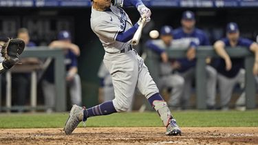 Mookie Betts de los Dodgers de Los Ángeles pega un remolcador sencillo en la cuarta entrada del juego ante los Reales de Kansas City el viernes 30 de junio del 2023. (AP Foto/Charlie Riedel)