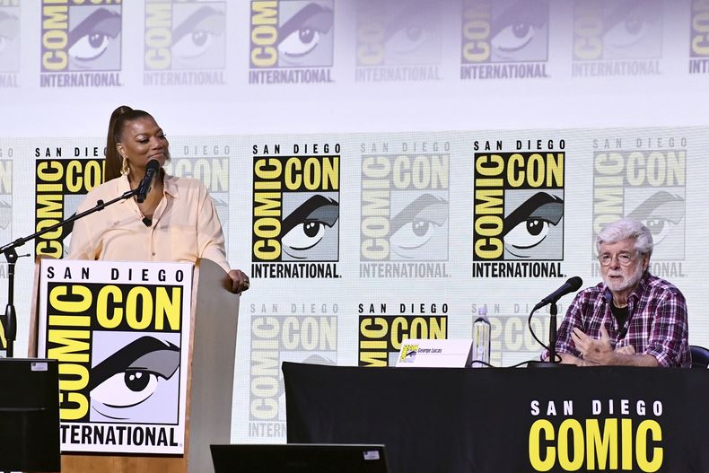 Queen Latifah, a la izquierda, y George Lucas asisten a un panel en el Museo de Arte Narrativo Lucas durante la Comic-Con International el domingo 27 de julio de 2025, en San Diego. (Foto Richard Shotwell/Invision/AP)
