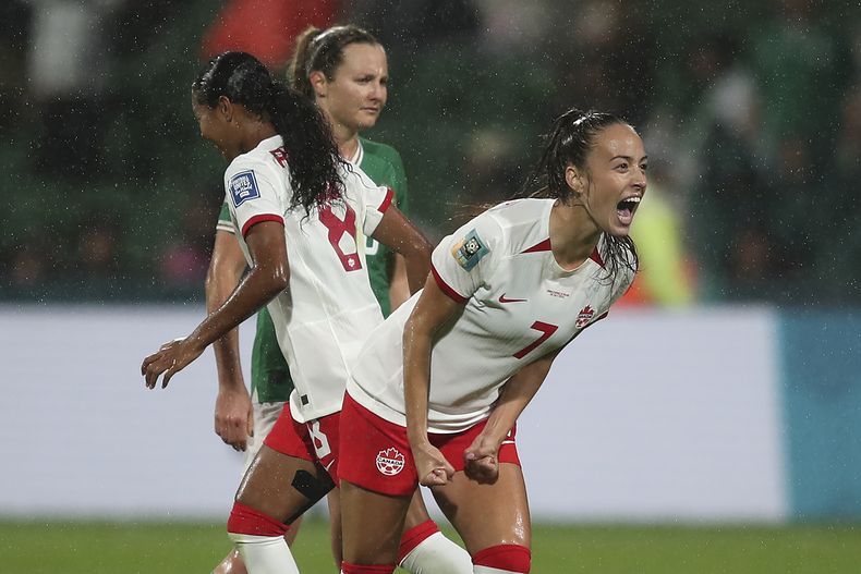 La canadiense Julia Grosso celebra tras un autogol de Irlanda en el partido del Mundial femenino, el miércoles 26 de julio de 2023, en Perth, Australia. Canadá ganó 2-1. (AP Foto/Gary Day)