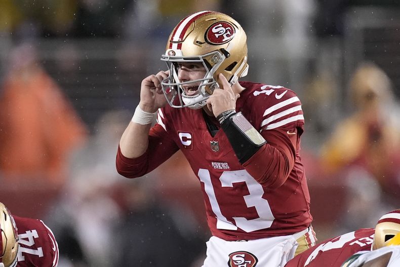 Brock Purdy, quarterback de los 49ers de San Francisco, da indicaciones durante el partido de playoffs ante los Packers de Green Bay, el sábado 20 de enero de 2024 (AP Foto/Godofredo A. Vásquez)