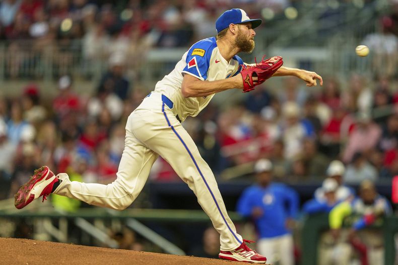 Chris Sale, de los Bravos de Atlanta, lanza en el juego ante los Dodgers de Los Ángeles, el sábado 14 de septiembre de 2024 (AP Foto/Jason Allen)