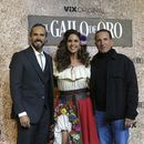 Los actores José Ron, izquierda, Lucero, centro, y Plutarco Haza posan en la alfombra roja de la serie de ViX El gallo de oro en la Ciudad de México el martes 17 de octubre de 2023. (Foto AP/Berenice Bautista)