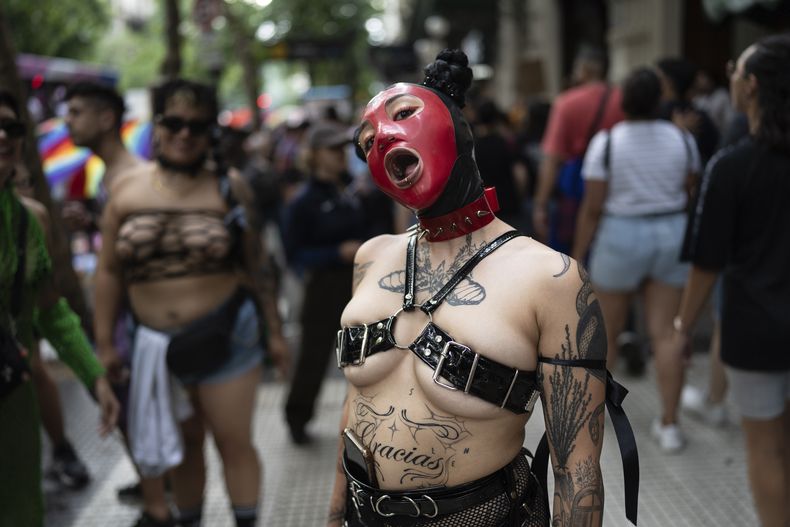 Una mujer posa durante la 33ra marcha anual del orgullo, en Buenos Aires, Argentina, el sábado 2 de noviembre de 2024. (AP Foto/Rodrigo Abd)