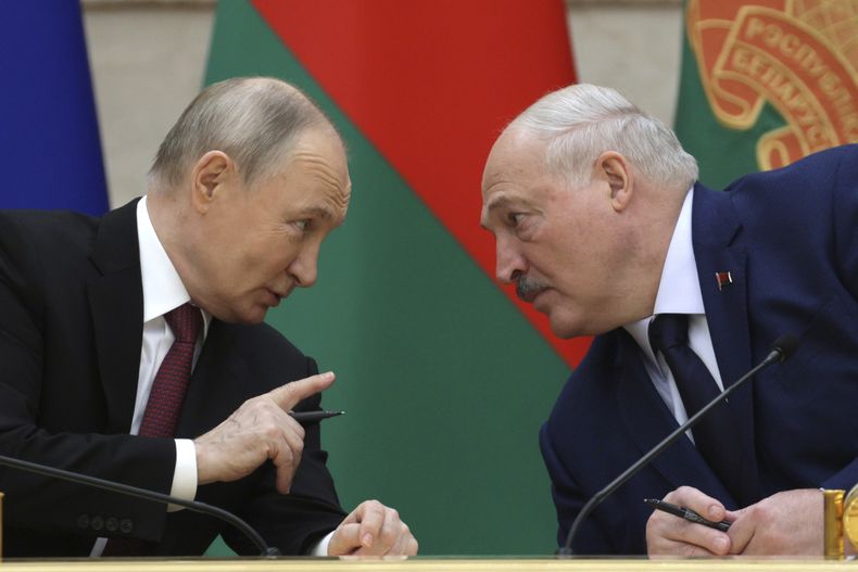 El presidente ruso Vladimir Putin y el presidente bielorruso Alexander Lukashenko en una conferencia en Minsk, Bielorrusia, el 6 de diciembre del 2024. (Gavriil Grigorov, Sputnik, Kremlin Pool Photo via AP)