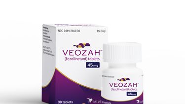Esta foto sin fecha facilitada por Astellas Pharma muestra una caja del medicamento Veozah que la autoridad sanitaria de Estados Unidos ha aprobado y sirve a las mujeres que enfrentan los incómodos sofocos de la menopausia. (Astellas Pharma vía AP)