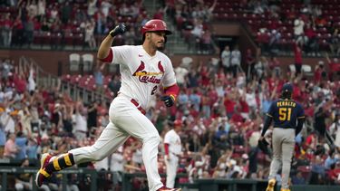 Nolan Arenado de los Cardenales de San Luis celebra recorriendo las bases tras conectar un jonrón frente al pitcher de los Cerveceros de Milwaukee Freddy Peralta en el encuentro del lunes 15 de mayo del 2023. (AP Foto/Jeff Roberson)