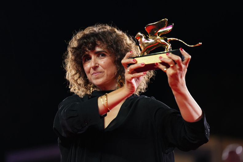 La directora May el-Toukhy, ganadora del León de Oro a la mejor película por Woman Unknown, posa para los fotógrafos durante la sesión de fotos de la ceremonia de clausura de la 83ª edición del Festival de Cine de Venecia, el sábado 12 de septiembre de 2026, en Venecia, Italia. (Foto de Scott A Garfitt/Invision/AP)