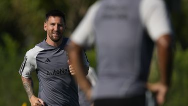 Lionel Messi participa en un entrenamiento del Inter Miami, el martes 18 de julio de 2023, en Fort Lauderdale, Florida. (AP Foto/Rebecca Blackwell)