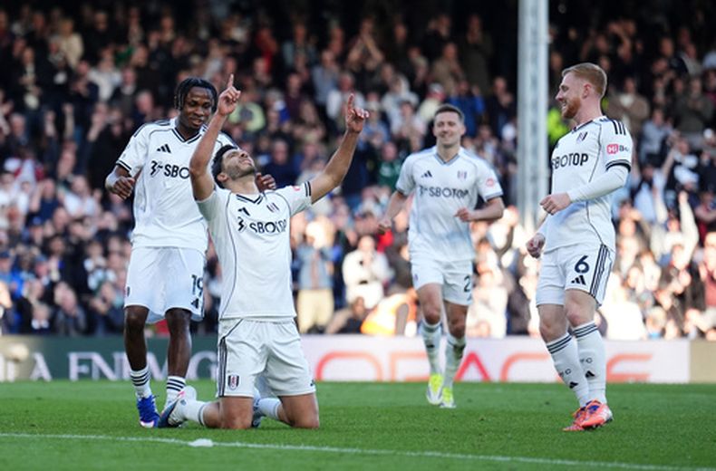 El delantero mexicano del Fulham Raul Jimenez celebra señalando al cielo tras anotar un penal en el encuentro de la Liga Premier ante el Burnley el sábado 21 de marzo del 2026. (John Walton/PA via AP)