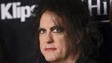 ARCHIVO - Robert Smith, de The Cure, llega a la ceremonia de incorporación al Salón de la Fama del Rock & Roll en Barclays Center el 29 de marzo de 2019 en Nueva York. The Cure es una de las bandas que encabezan el cartel del festival Corona Capital que se realizará del 17 al 19 de noviembre de 2023 en la Ciudad de México. (Foto Evan Agostini/Invision/AP)