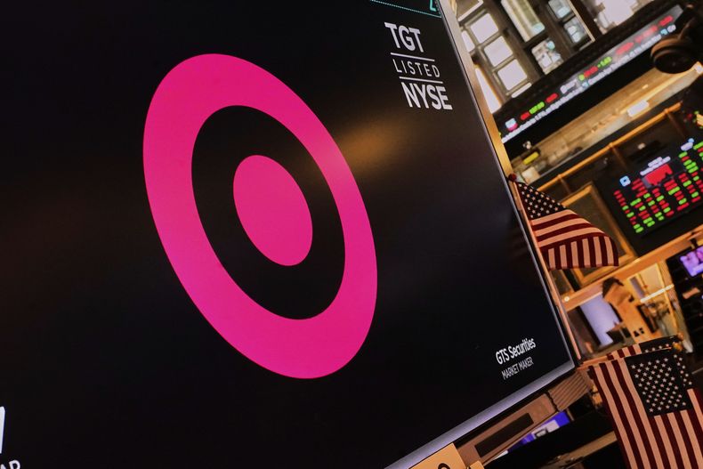 El logotipo de Target en una pantalla del piso de remates de la Bolsa de Valores de Nueva York el martes 20 de mayo de 2025. (AP Foto/Richard Drew)