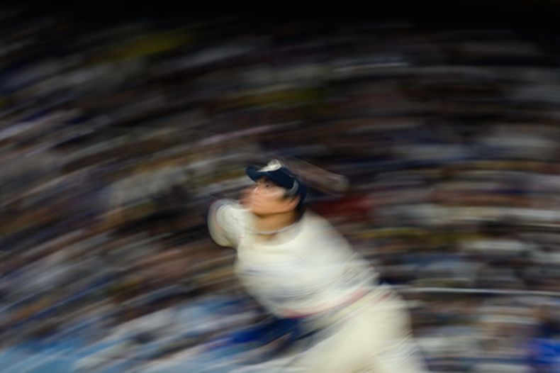 El japonés Yoshinobu Yamamoto, de los Dodgers de Los Ángeles, lanza en el duelo del sábado 6 de junio de 2026 ante los Angelinos de la misma ciudad (AP Foto/Kyusung Gong)