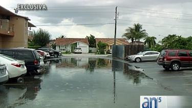 inundaciones en estacionamientos y areas verdes del centro comercial y residencial la trocha