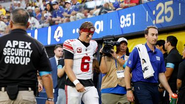 El quarterback Jaxson Dart (6) de los Giants de Nueva York se retira del campo tras sufrir una lesión en el partido contra los Rams de Los Ángeles, el lunes 21 de septiembre de 2026, en Inglewood, California. (AP Foto/Caroline Brehman)