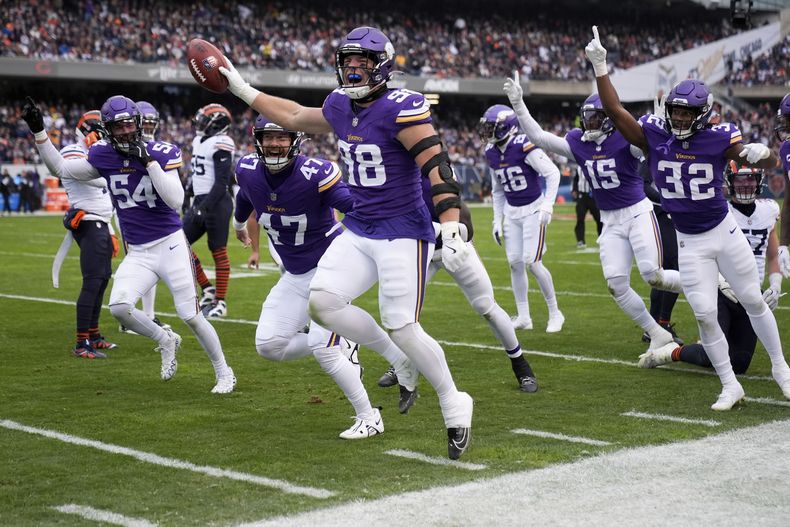 El linebacker de los Vikings de Minnesota Bo Richter reacciona tras recuperar un balón suelto en el duelo ante los Bears de Chicago el domingo 24 de noviembre del 2024. (AP Foto/Erin Hooley)