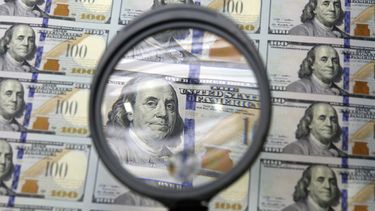 detienen a pareja por comprar mercancia de lujo con dolares falsos en florida
