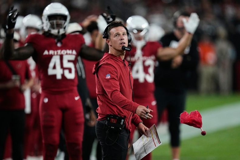 El entrenador de los Cardinals de Arizona Mike LaFleur lanza un reto en el encuentro de pretemporada ante los Cowboys de Dallas el sábado 22 de agosto del 2026. (AP Foto/Ross D. Franklin)