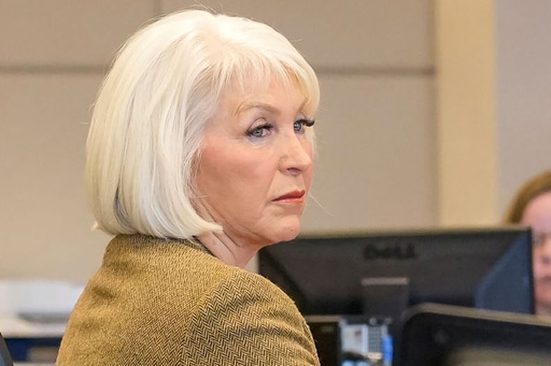 Tina Peters, exfuncionaria del condado Mesa, en Colorado, durante su juicio, el 3 de marzo de 2023, en Grand Junction, Colorado (Foto, Scott Crabtree/The Grand Junction Daily Sentinel vía AP, Pool, Archivo)