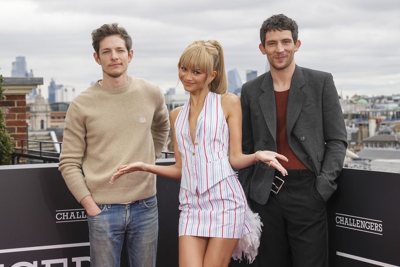 Mike Faist, de izquierda a derecha, Zendaya, y Josh OConnor posan en una sesiónde la película Challengers el 11 de abril de 2024 en Londres. (Foto Scott A Garfitt/Invision/AP)