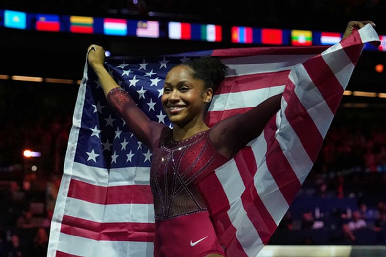 Skye Blakely, de Estados Unidos, celebra después de ganar la medalla de oro en el curso completo de los campeonatos mundiales de gimnasia, el viernes 23 de octubre de 2026, en Rotterdam, Holanda. (AP Foto/Francisco Seco)