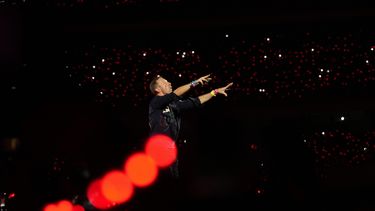 ARCHIVO - Chris Martin, vocalista de Coldplay, se presenta durante la gira mundial Music Of The Spheres de la banda en el estadio deportivo D. Y. Patil en Navi Mumbai, el sábado 18 de enero de 2025. (AP Foto/Rajanish Kakade, archivo)