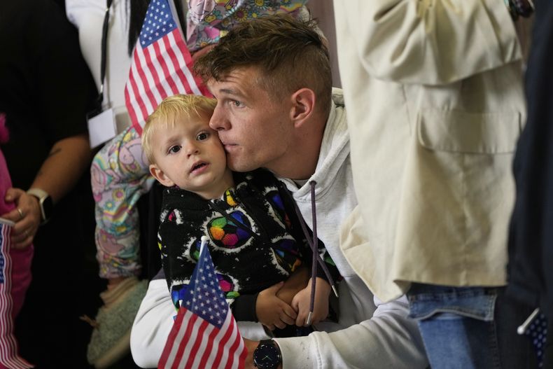 Refugiados sudafricanos llegan el lunes 12 de mayo de 2025 al Aeropuerto Internacional de Dulles, en Dulles, Virginia. (AP Foto/Julia Demaree Nikhinson)
