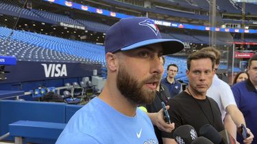 Anthony Bass, relevista diestro de los Azulejos de Toronto, da una declaración a los medios de comunicación, antes del juego de béisbol en contra de los Cerveceros de Milwaukee, el martes 30 de mayo de 2023, en Toronto. Bass se disculpó por una publicación homofóbica que compartió en su cuenta de Instagram, pero volvió a hablar de ello y dijo que no le parecía que fuera odiosa y el equipo decidió cortarlo el viernes 9 de junio de 2023. (John Chidley-Hill/The Canadian Press vía AP)