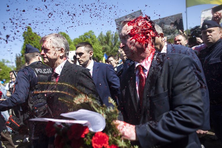 Polonia: Manifestantes arrojan pintura roja a embajador ruso