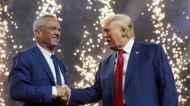 El candidato presidencial republicano Donald Trump estrecha la mano del candidato presidencial independiente Robert F. Kennedy Jr. en un acto de campaña en el Desert Diamond Arena, el viernes 23 de agosto de 2024, en Glendale, Arizona. (Foto AP/Evan Vucci).
