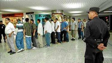 americateve | Autoridades de migración facilitan extradición de cubanos por medio de mentiras.