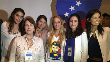 La opositora Rosa María Payá celebró los resultados de las elecciones en Caracas.