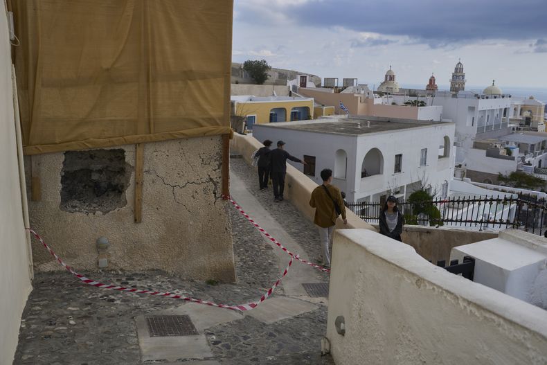Turistas en el pueblo de Fira mientras una serie de sismos preocupa a expertos en la isla de Santorini en Grecia el 3 de febrero del 2025. (AP foto/Petros Giannakouris)